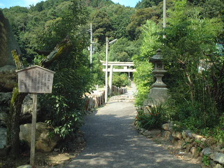 この道を登ると白石神社があります。どうぞお入り下さい。